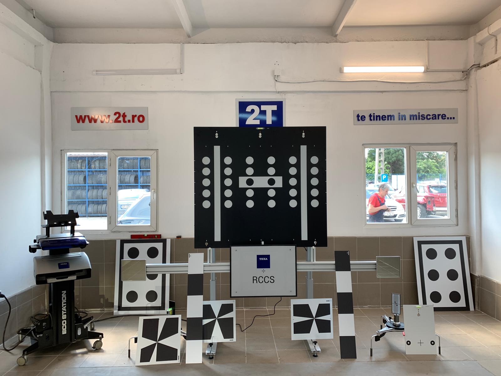 Sala calibrare ADAS completă la 2T Auto Caracal — panou TEXA RCCS, Eco Station și panouri calibrare