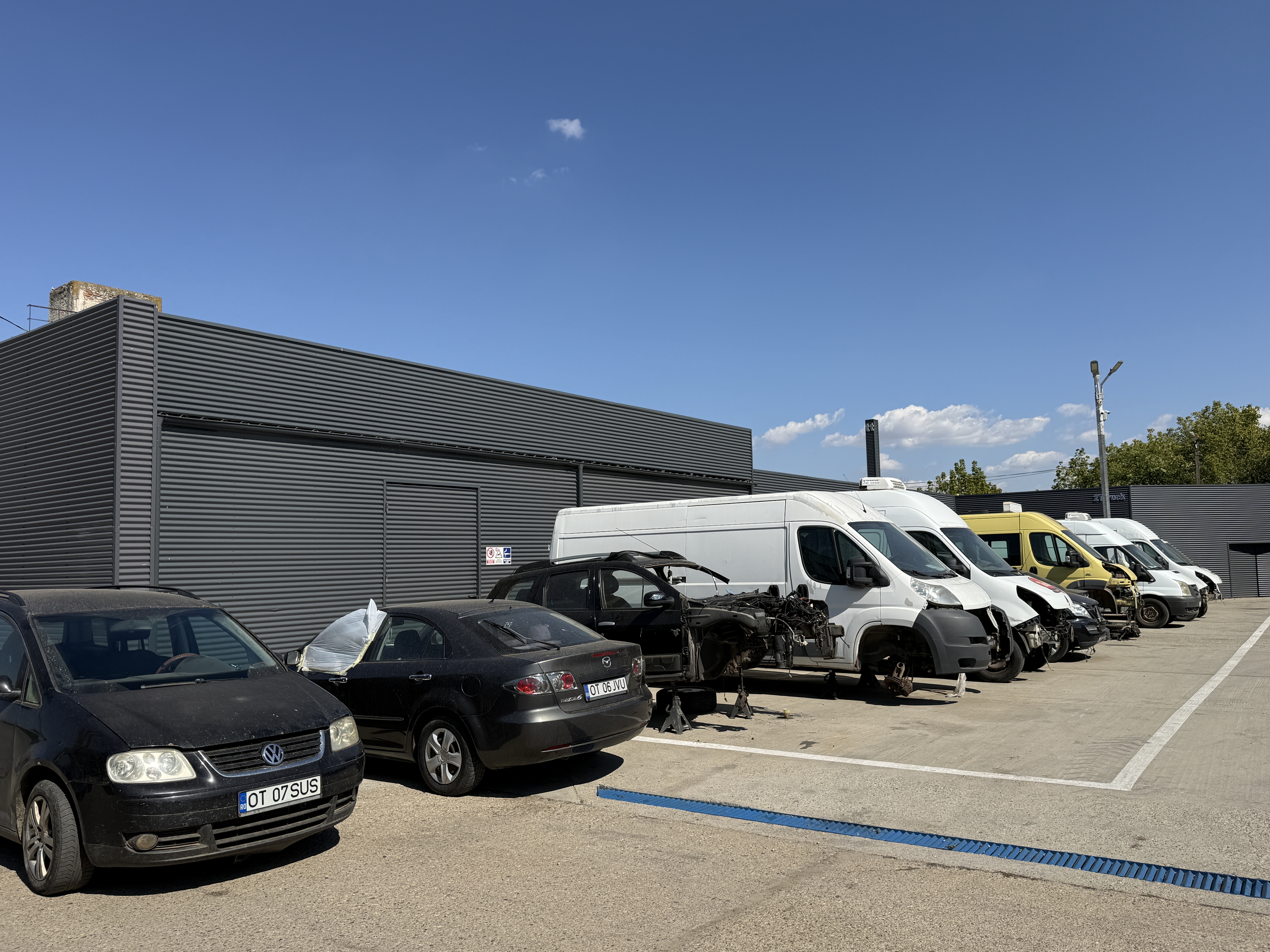 Parc service 2T Auto Caracal — mașini și utilitare în lucru la mecanică