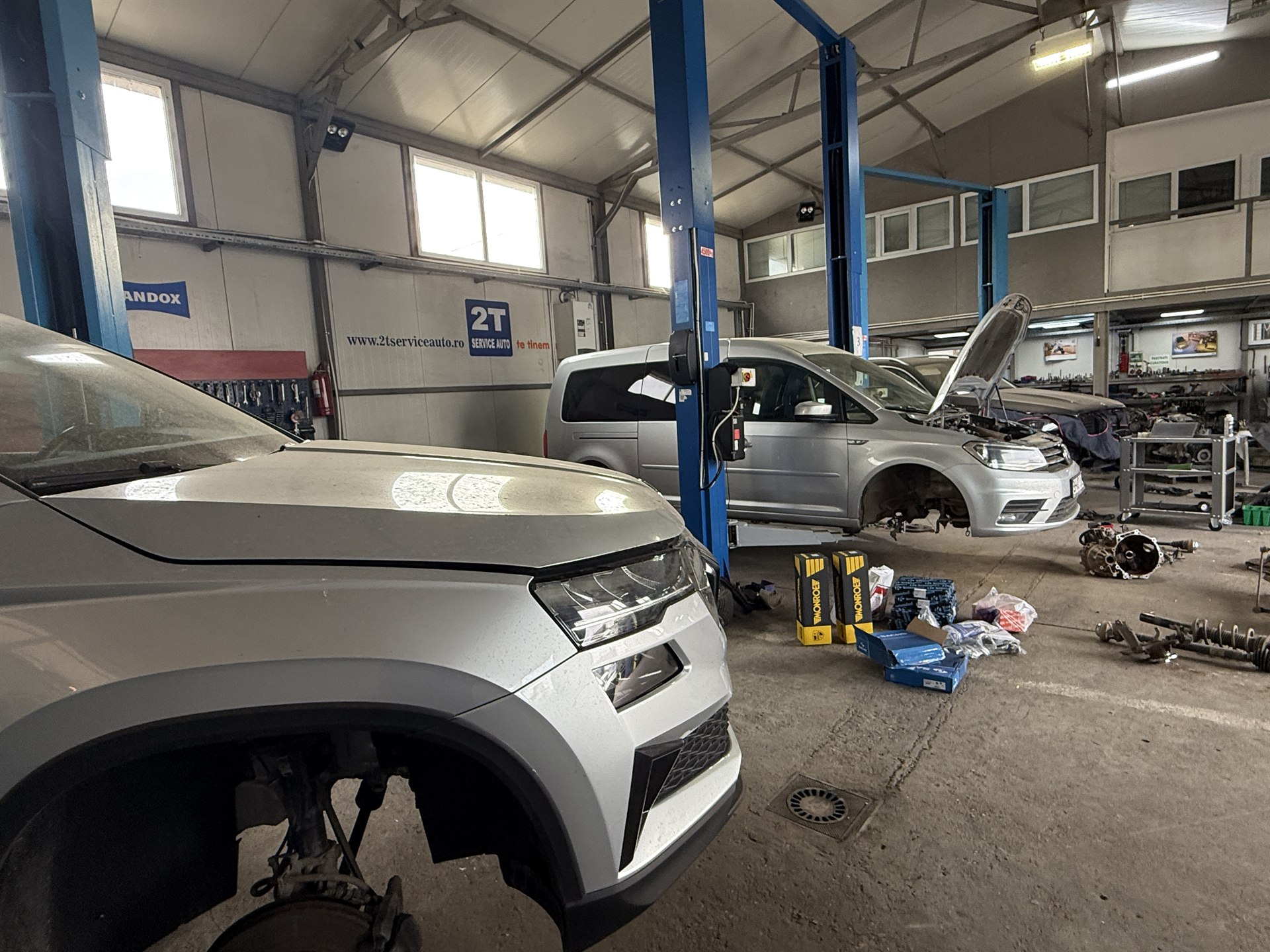 Atelier mecanică 2T Auto Caracal — elevatoare, SUV și VW Caddy, piese Monroe suspensie