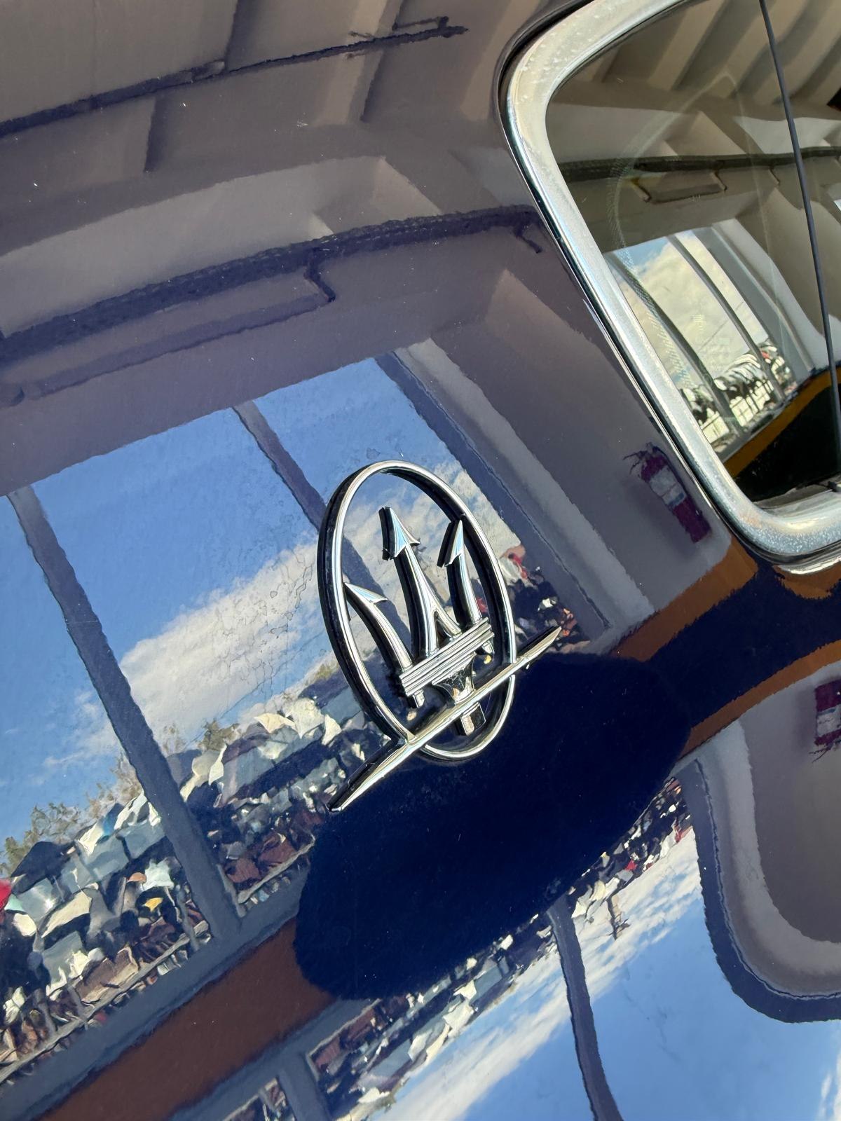Maserati — detaliu emblemă trident, service mecanică Caracal | 2T Auto