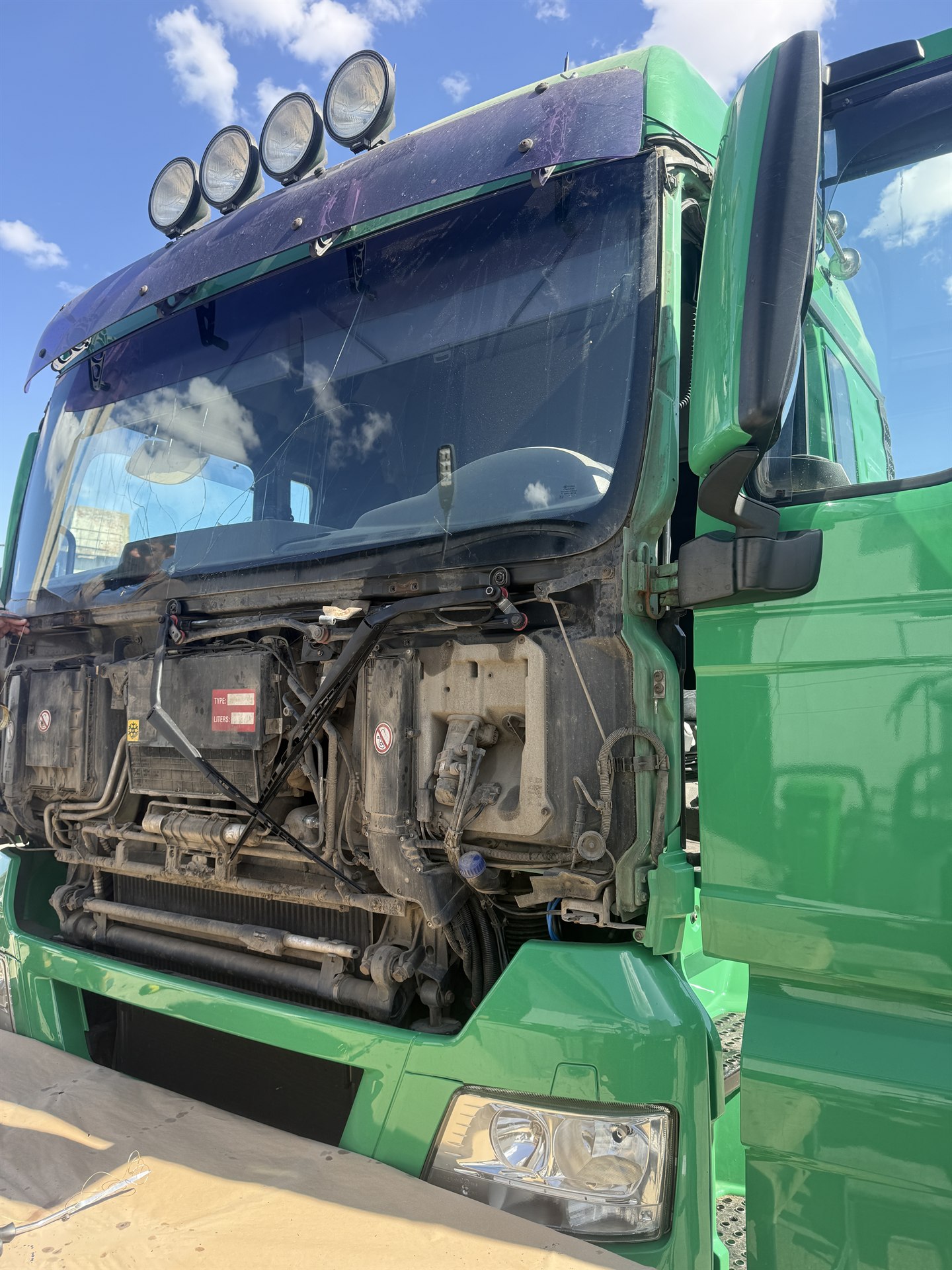 Service truck Caracal — camion verde cu capotă demontată, reparație frontală | 2T Auto