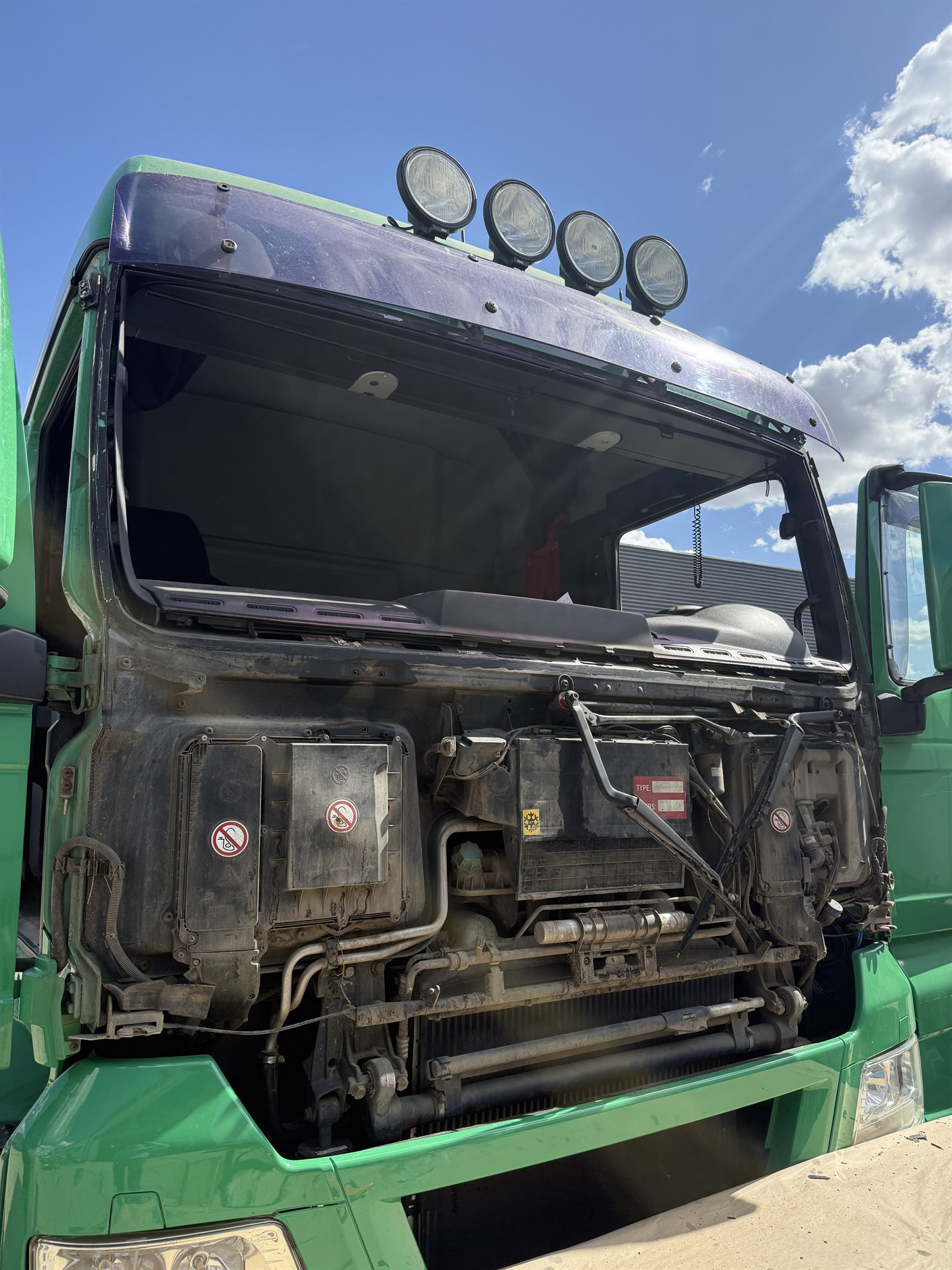 Detaliu service truck — filtre aer și componente frontale camion verde, 2T Auto Caracal