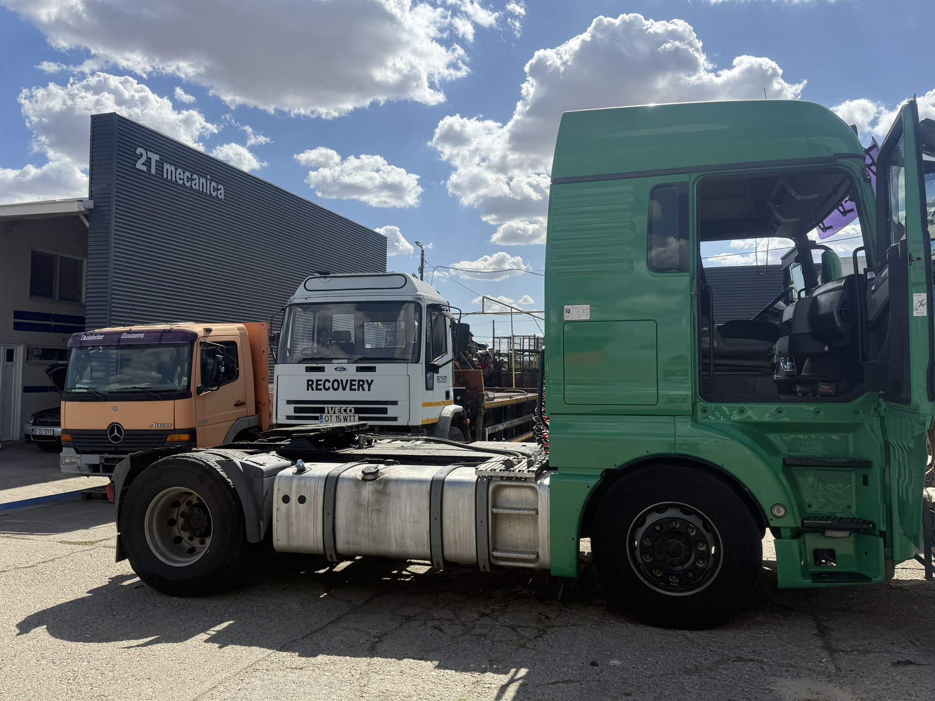 Camion verde la sediul 2T mecanica Caracal — flota și recovery Iveco OT 15 WTT