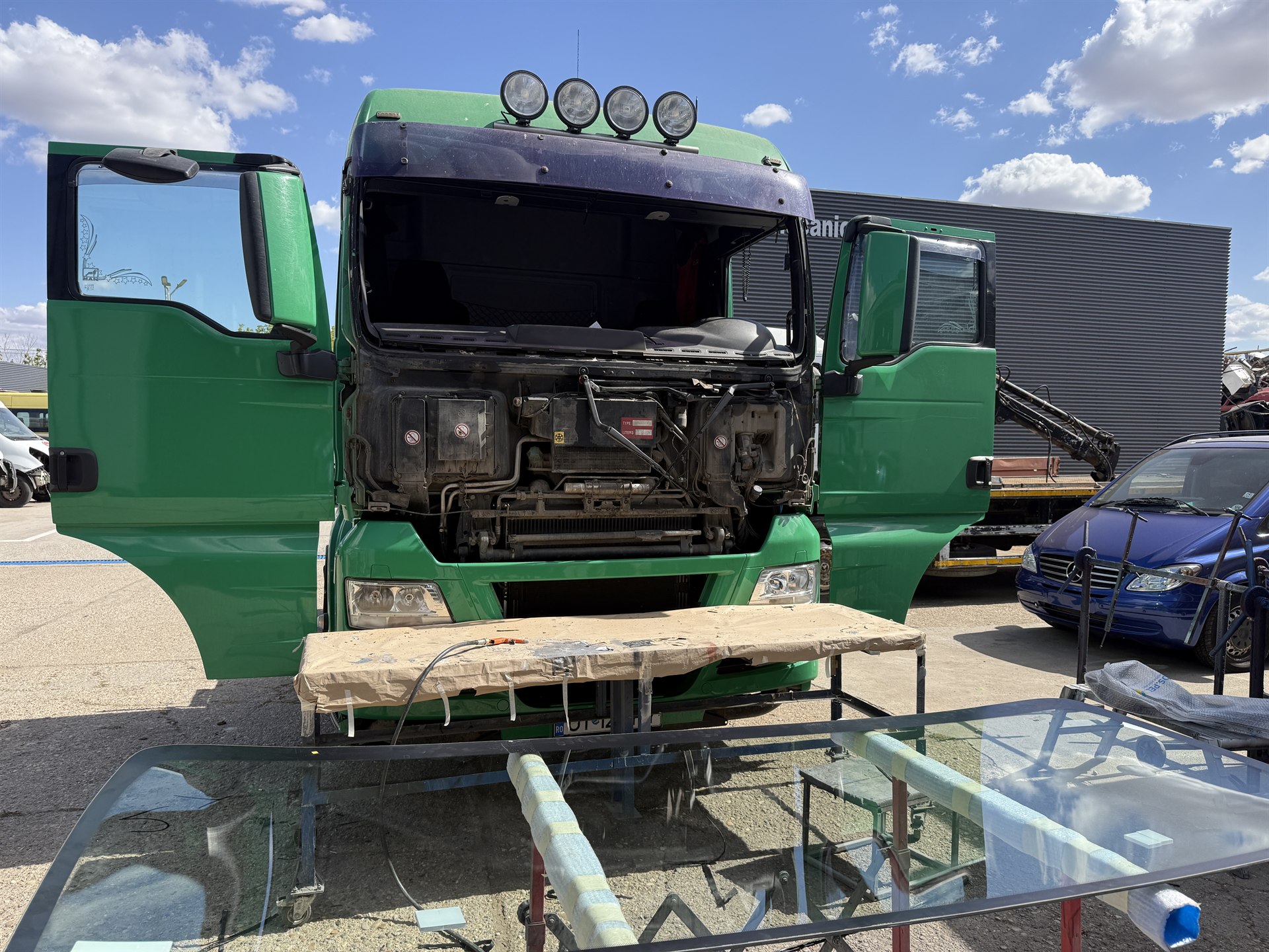 Schimb parbriz camion verde — parbriz nou pe stand, service truck Caracal | 2T Auto