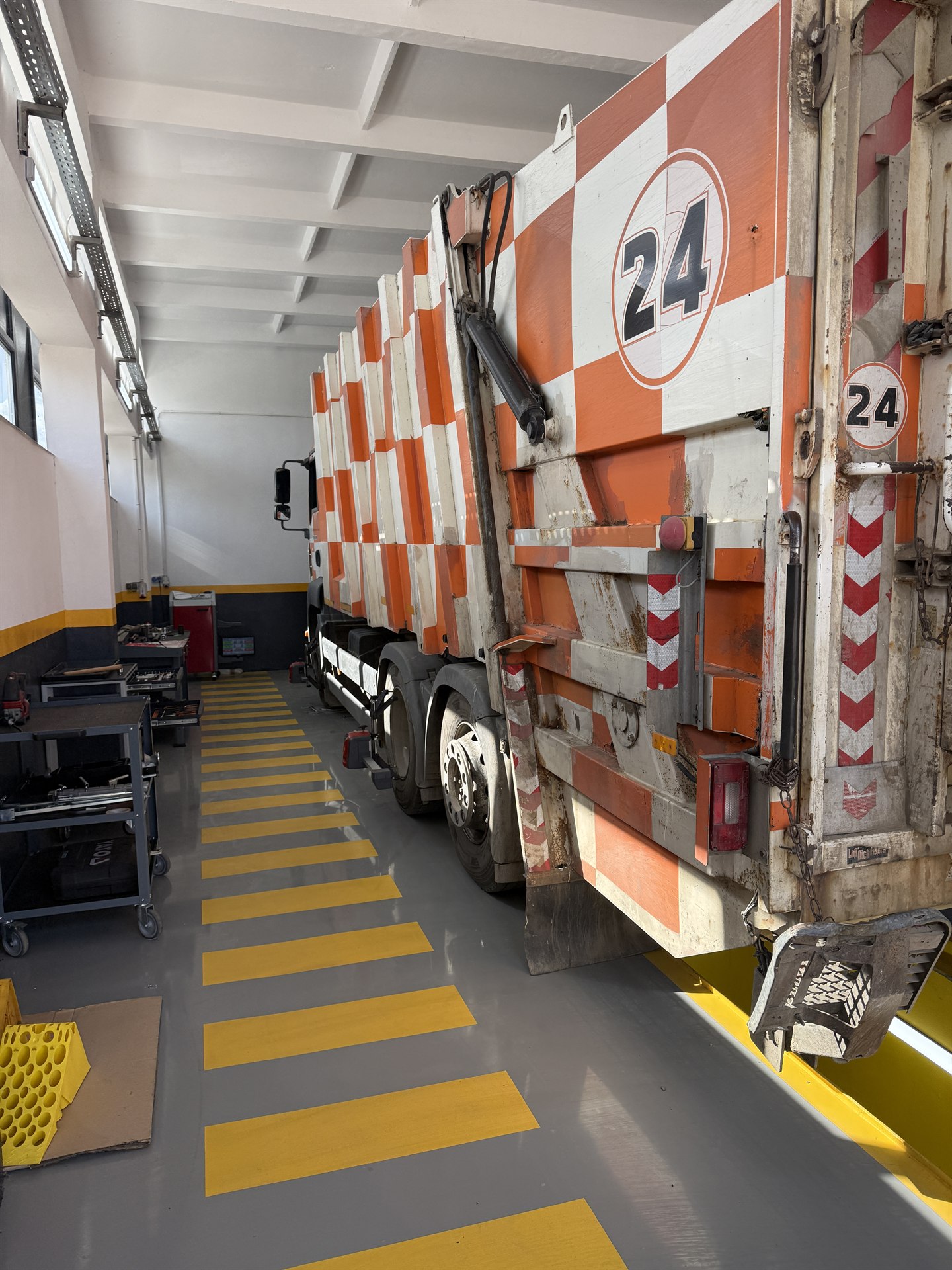 Autospecială salubritate MAN TGA carouri în atelier service truck 2T Auto Caracal