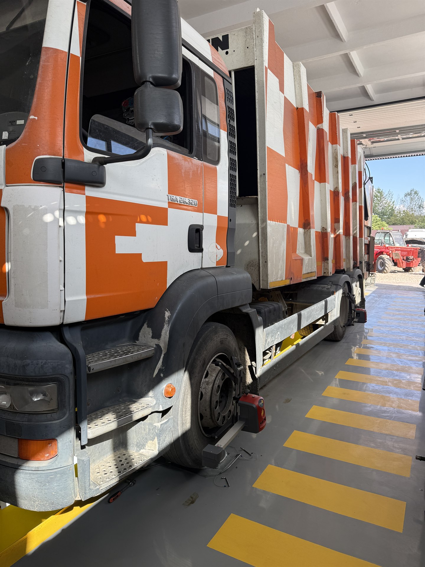 MAN TGA 26.320 salubritate — geometrie / aliniere roți față, service truck Caracal | 2T Auto