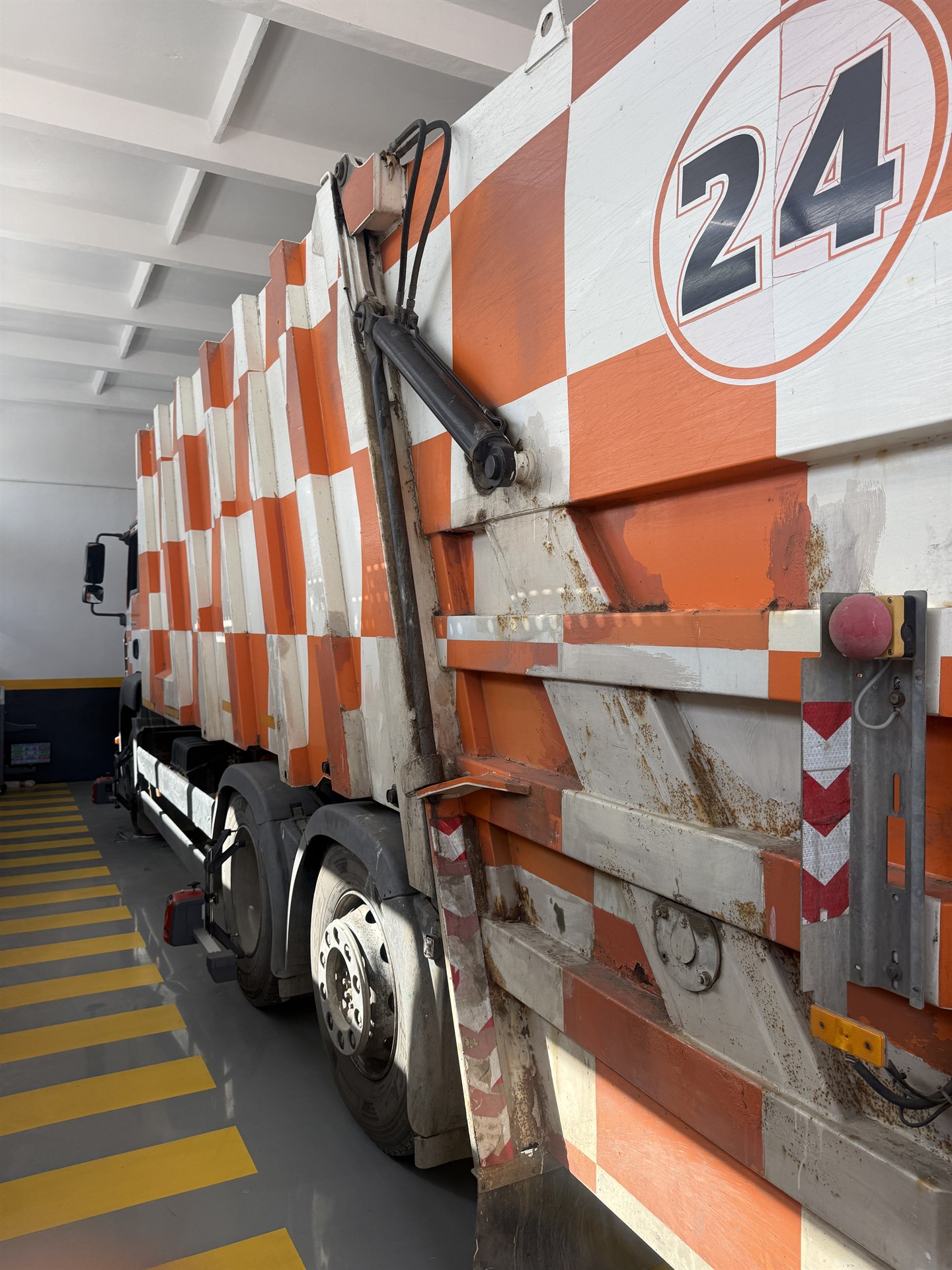 Service truck MAN TGA 26.320 salubritate nr.24 carouri portocaliu-alb — atelier 2T Auto Caracal