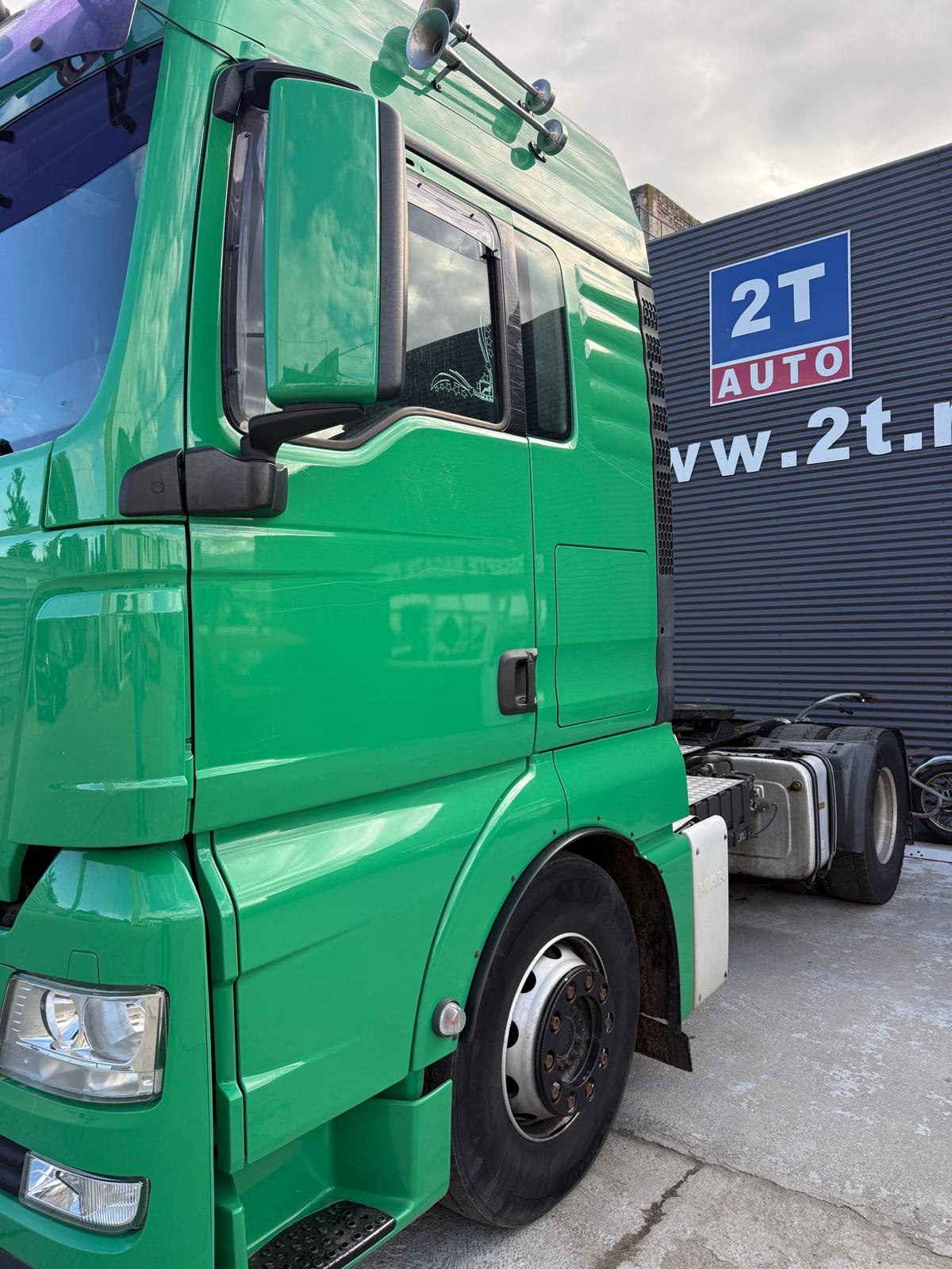 MAN TGX verde lateral la sediul 2T Auto Caracal — service truck