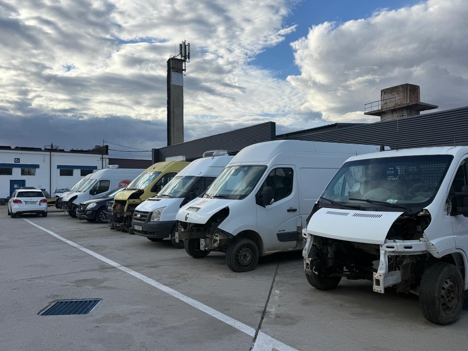 Dube utilitare la atelierul 2T Auto — service truck Caracal