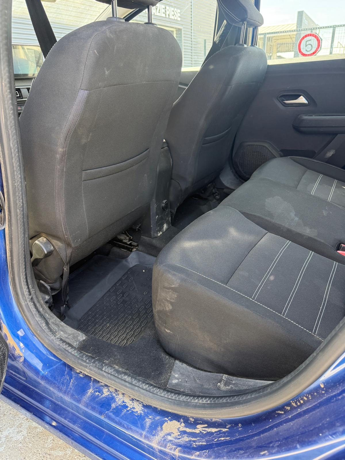 Înainte — banchetă spate murdară, Spălătorie auto Caracal 2T Auto