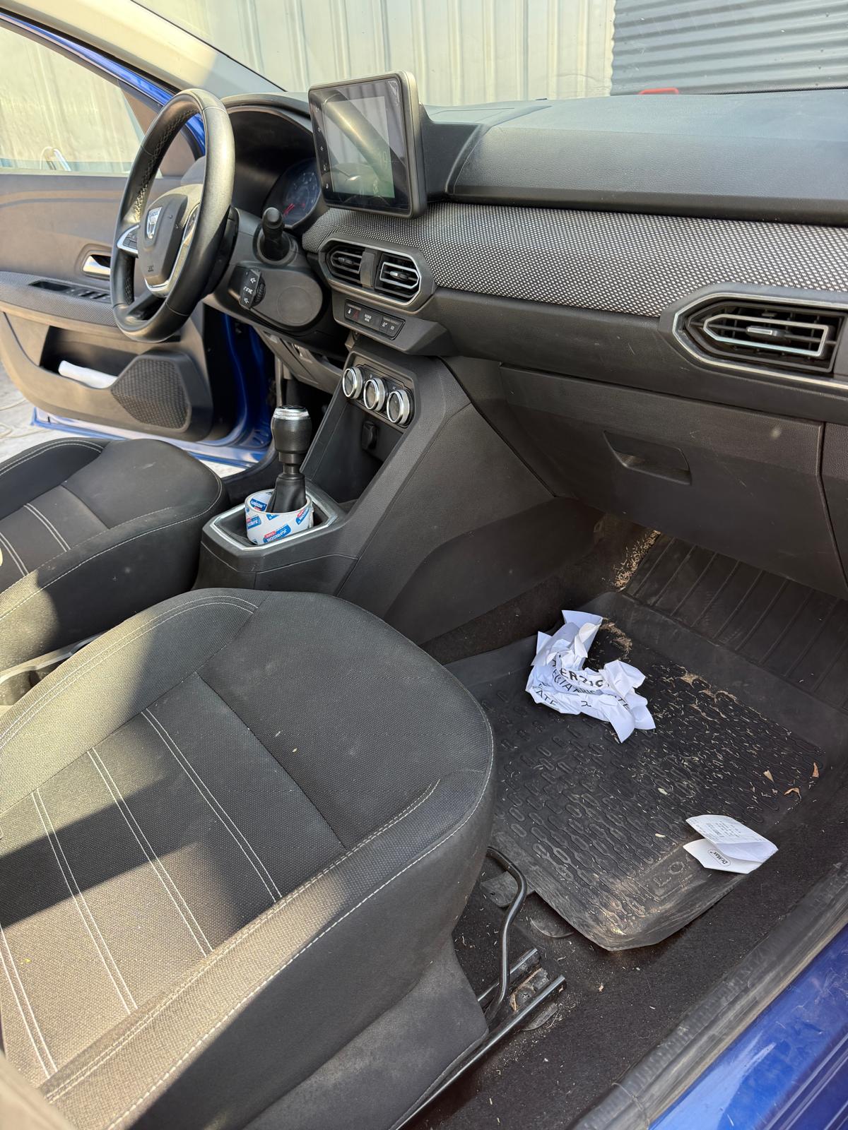 Înainte — consolă centrală și podea pasager murdare, Spălătorie auto Caracal 2T Auto