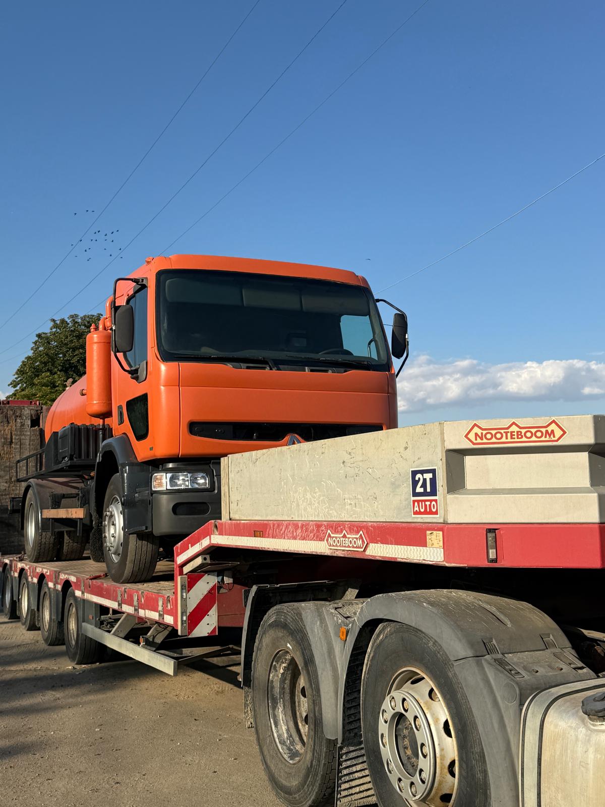 Platformă Nooteboom 2T Auto cu camion portocaliu — tractări și transport greu Caracal