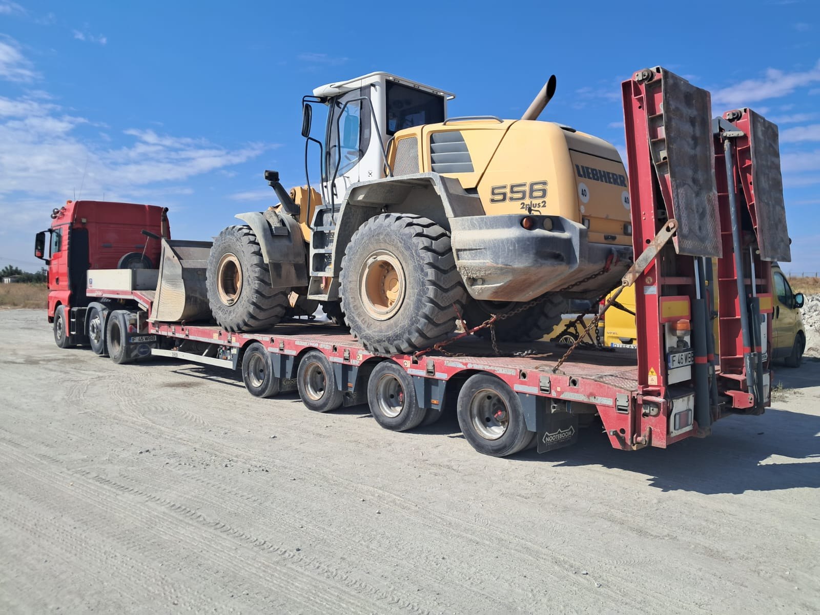 Transport agabaritic Liebherr 556 pe platformă Nooteboom — tractări utilaje grele Caracal | 2T Auto
