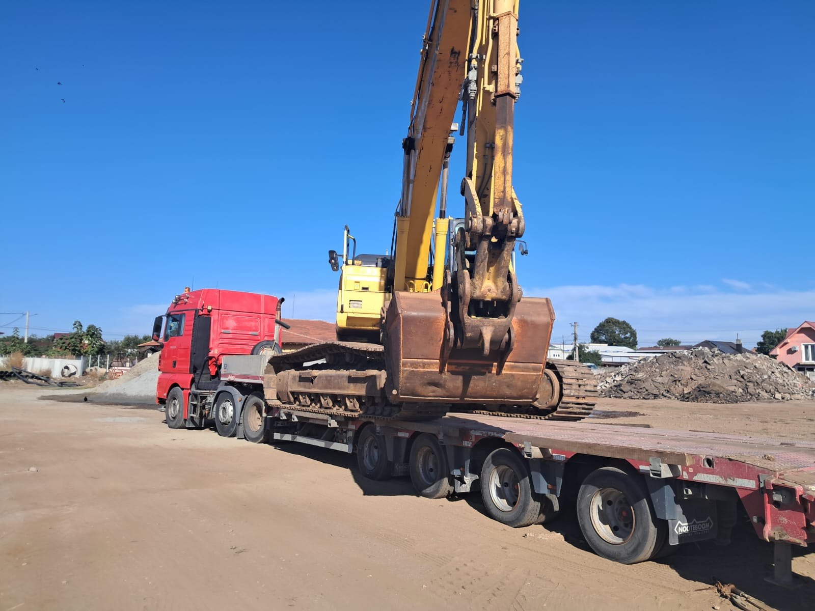 Transport excavator Komatsu PC 290 LC pe platformă Nooteboom — tractări utilaje grele Caracal | 2T Auto