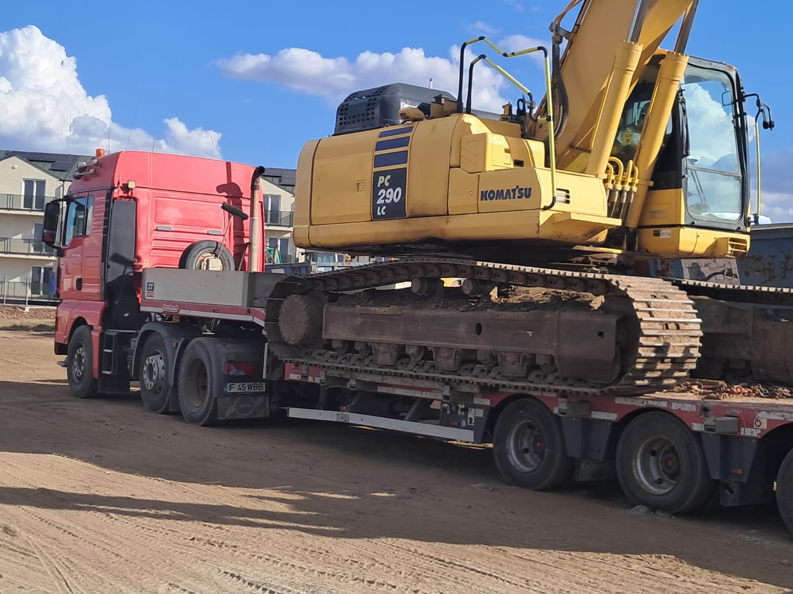 Camion MAN roșu 2T Auto cu excavator Komatsu PC 290 LC pe lowboy — tractări Caracal