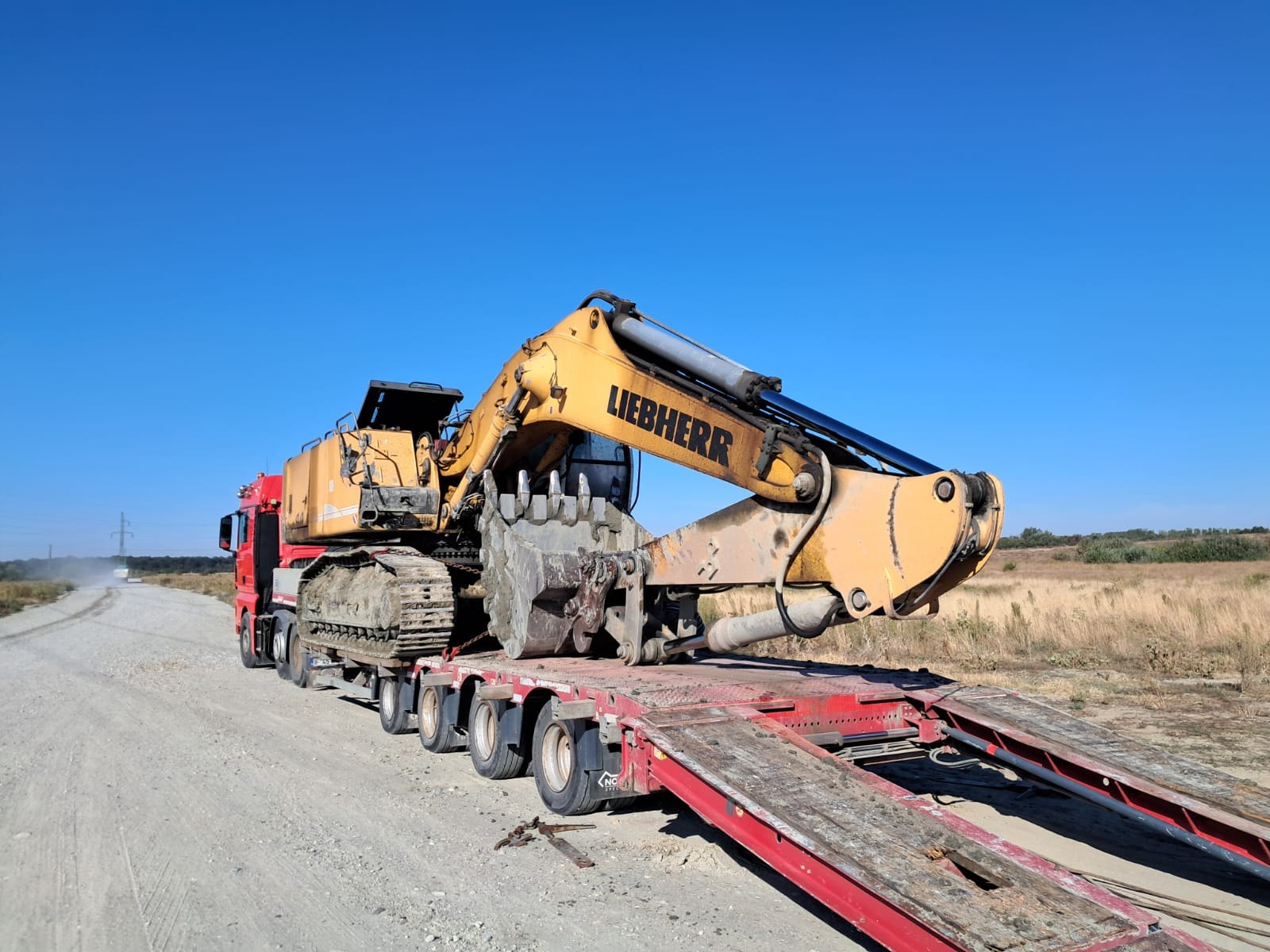 Transport excavator Liebherr pe platformă Nooteboom — tractări utilaje grele Caracal | 2T Auto