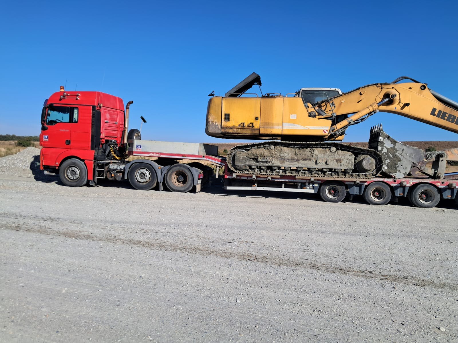 Excavator Liebherr nr.44 pe platformă — tractări agabaritice Caracal | 2T Auto