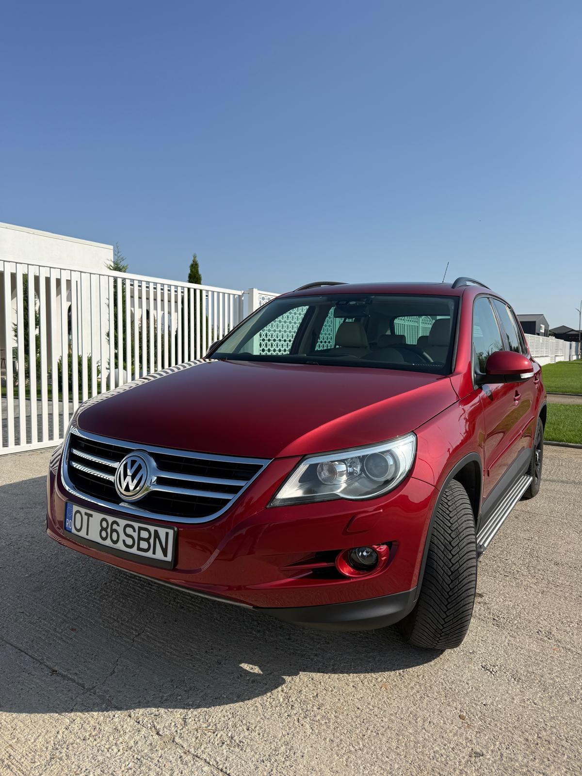 Vopsitorie auto Caracal — Volkswagen Tiguan roșu, vedere frontală, finisaj premium Standox | 2T Auto & Truck