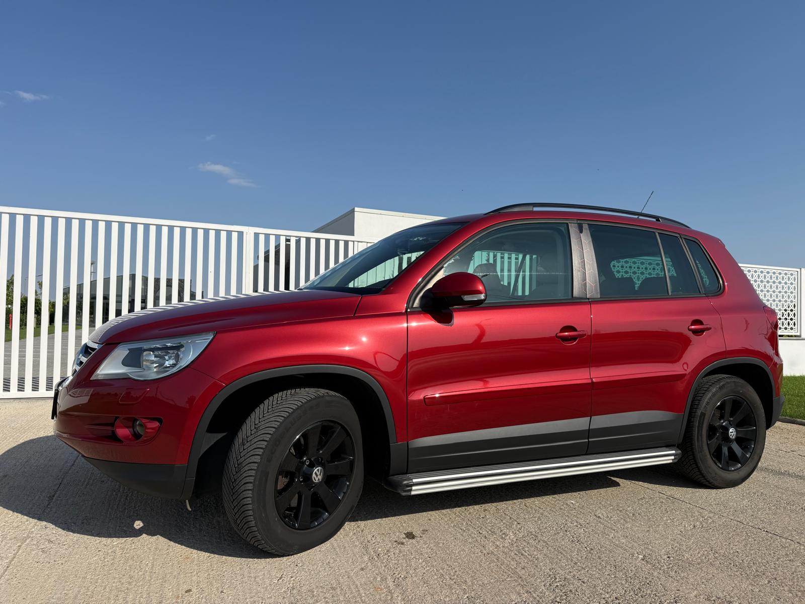 Vopsire auto Caracal — VW Tiguan roșu lateral, vopsitorie profesională 2T Auto & Truck