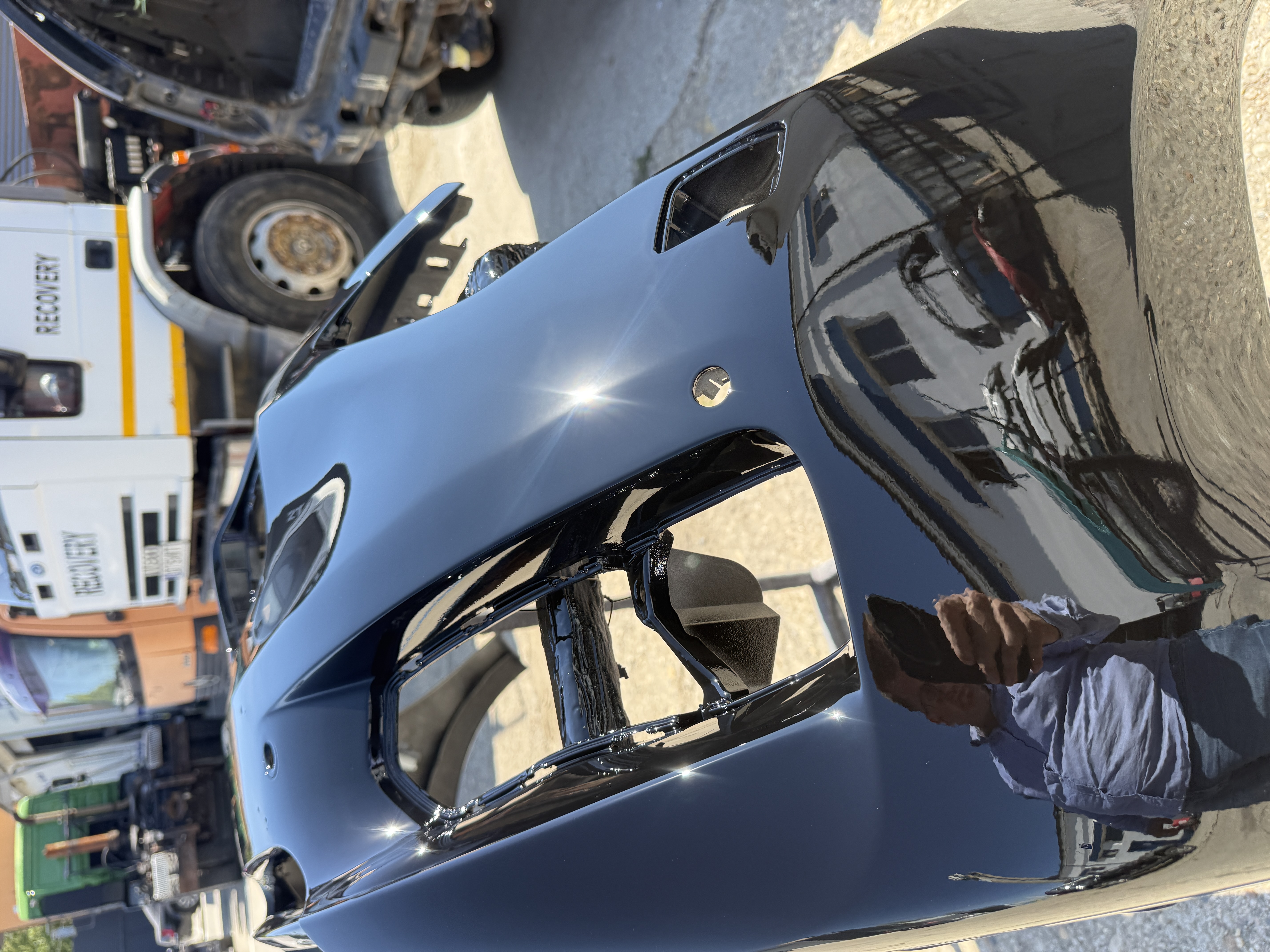 Bară auto neagră proaspăt vopsită, finisaj lucios — vopsitorie auto Caracal | 2T Auto