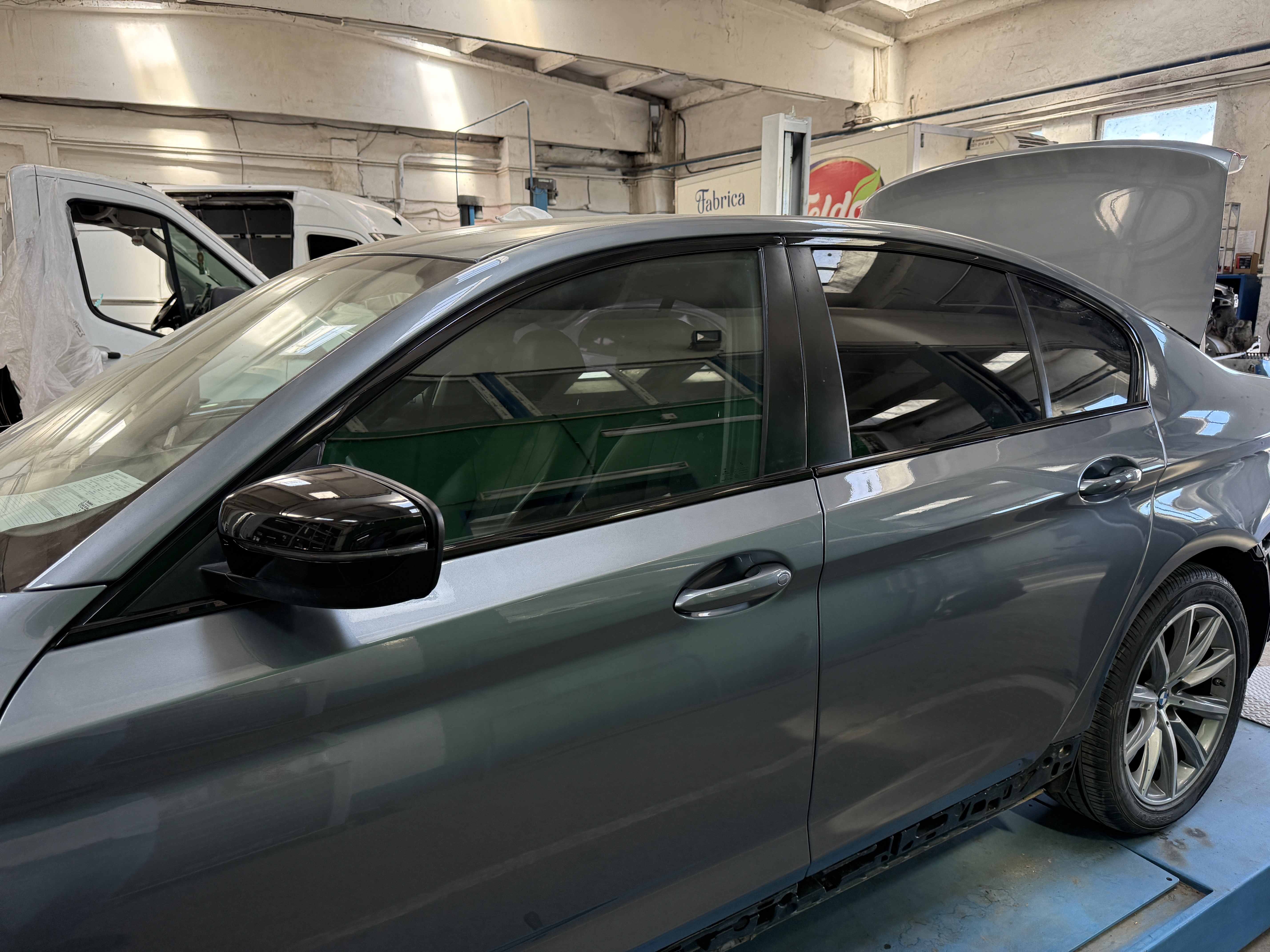 BMW sedan gri în atelierul de vopsitorie / caroserie 2T Auto Caracal
