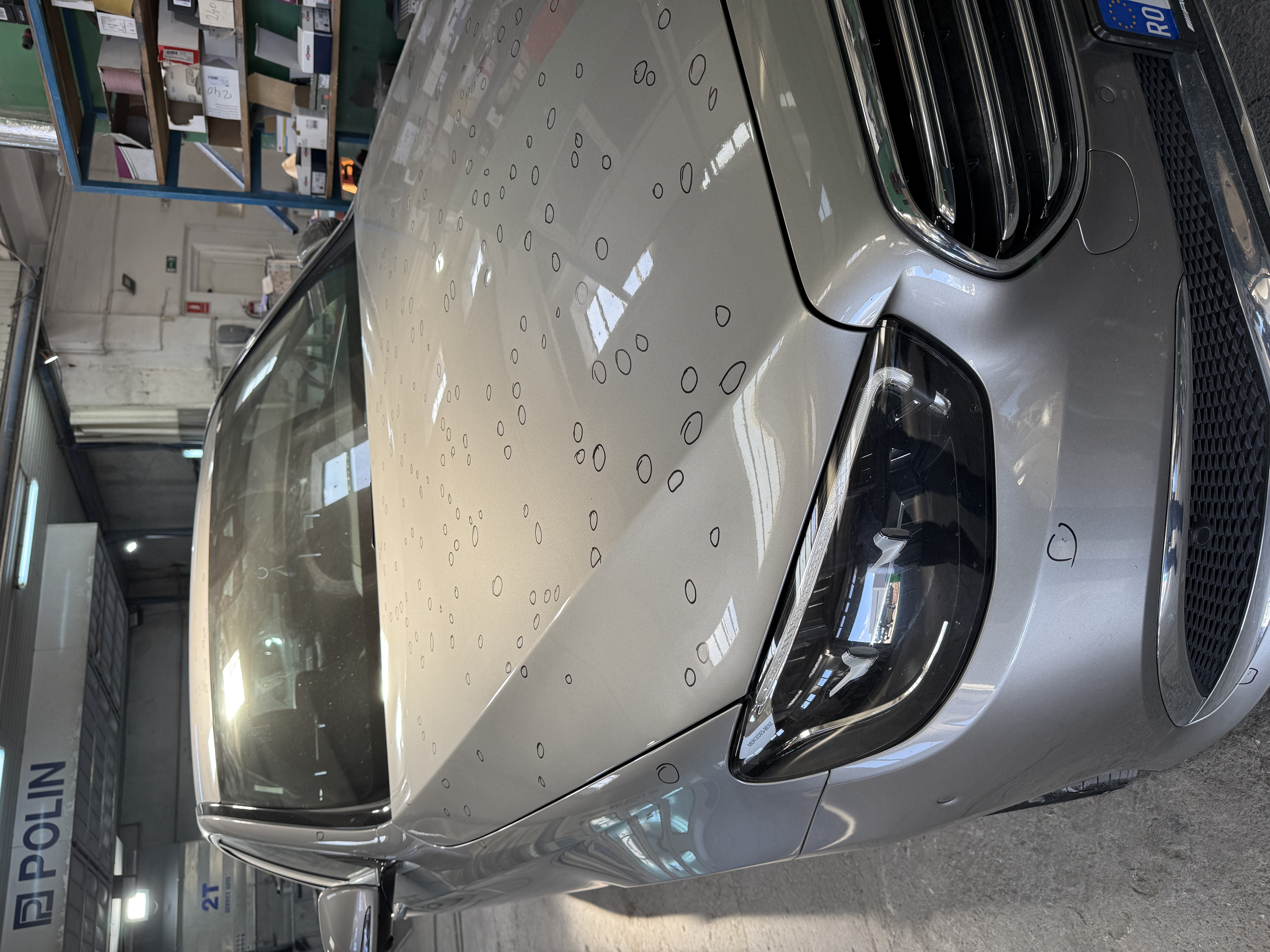 Mercedes-Benz argintiu cu marcaje pe capotă pentru reparație caroserie — vopsitorie 2T Auto Caracal