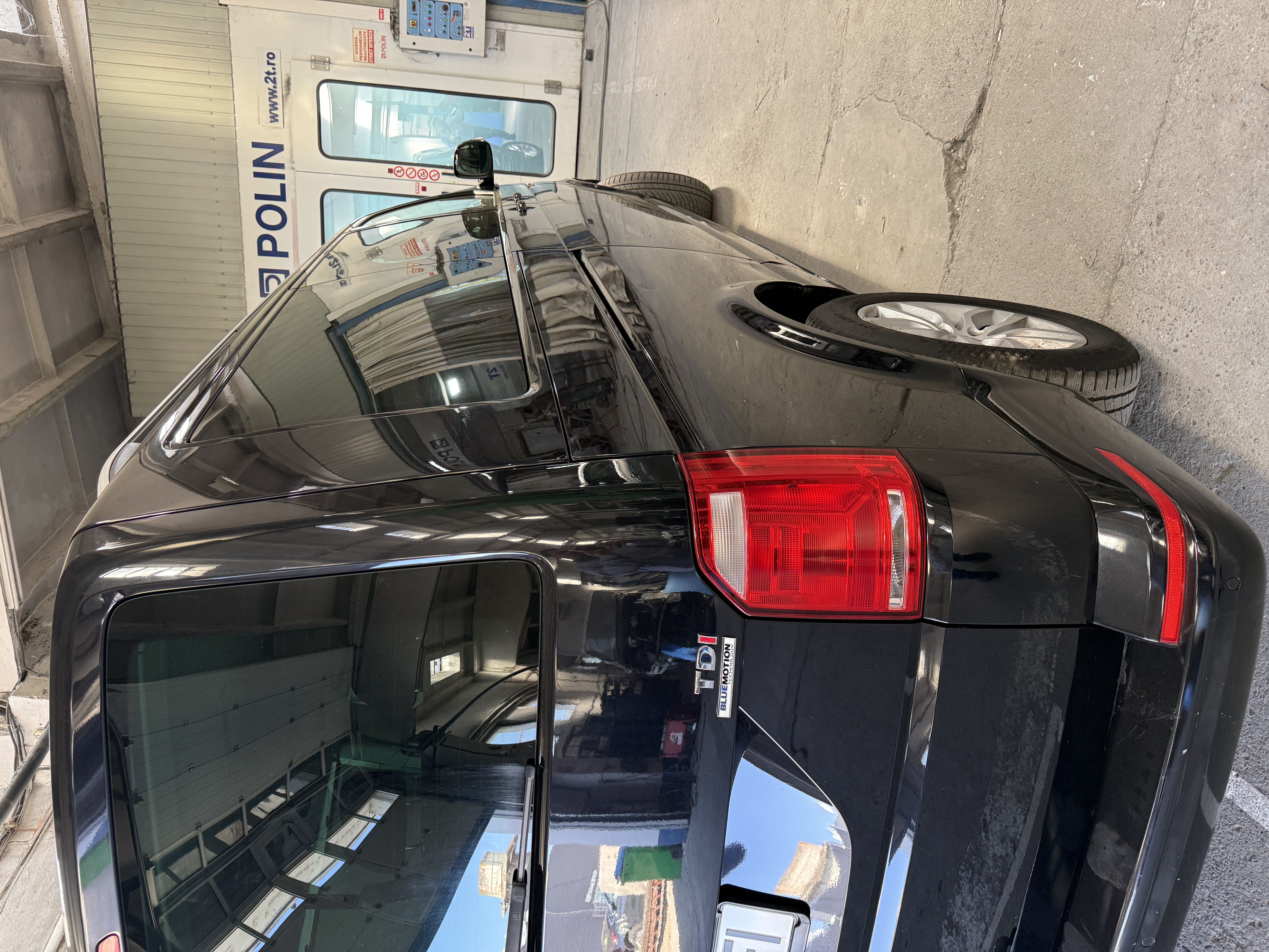 Volkswagen Transporter negru lângă cabină de vopsit Polin — vopsitorie auto Caracal, 2T Auto