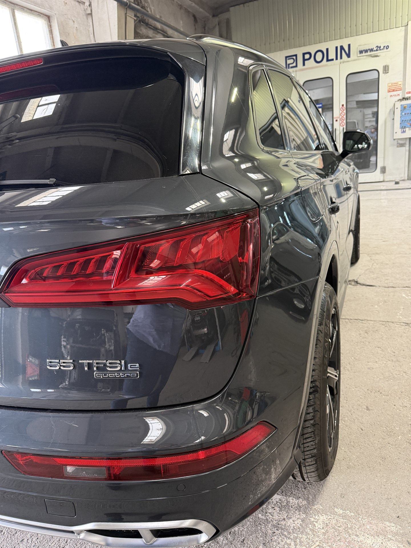 Audi Q5 55 TFSI e quattro gri în atelier — vopsitorie / caroserie premium Caracal | 2T Auto