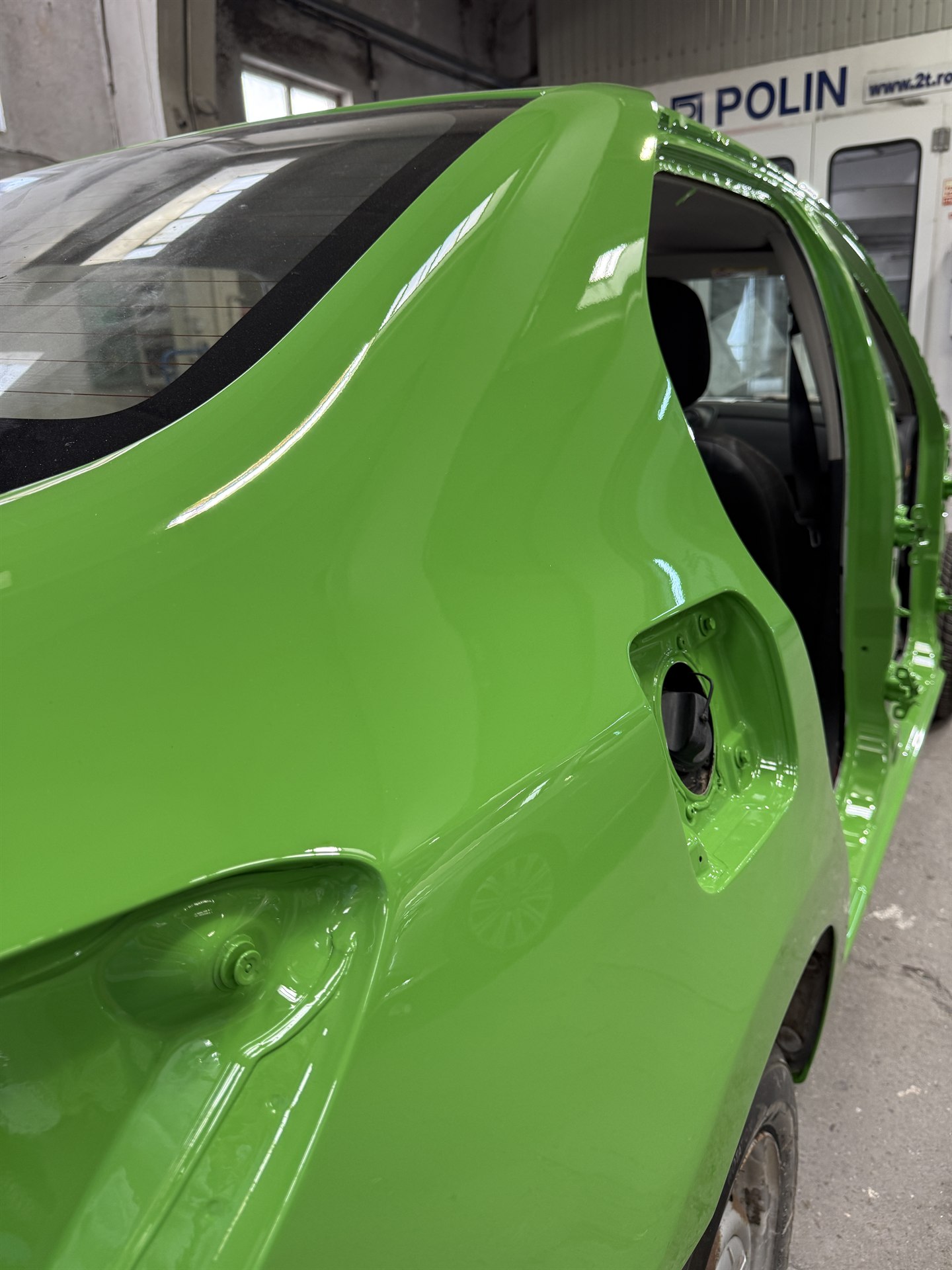 Finisaj vopsea verde lime lucios lângă cabina Polin — vopsitorie auto Caracal | 2T Auto
