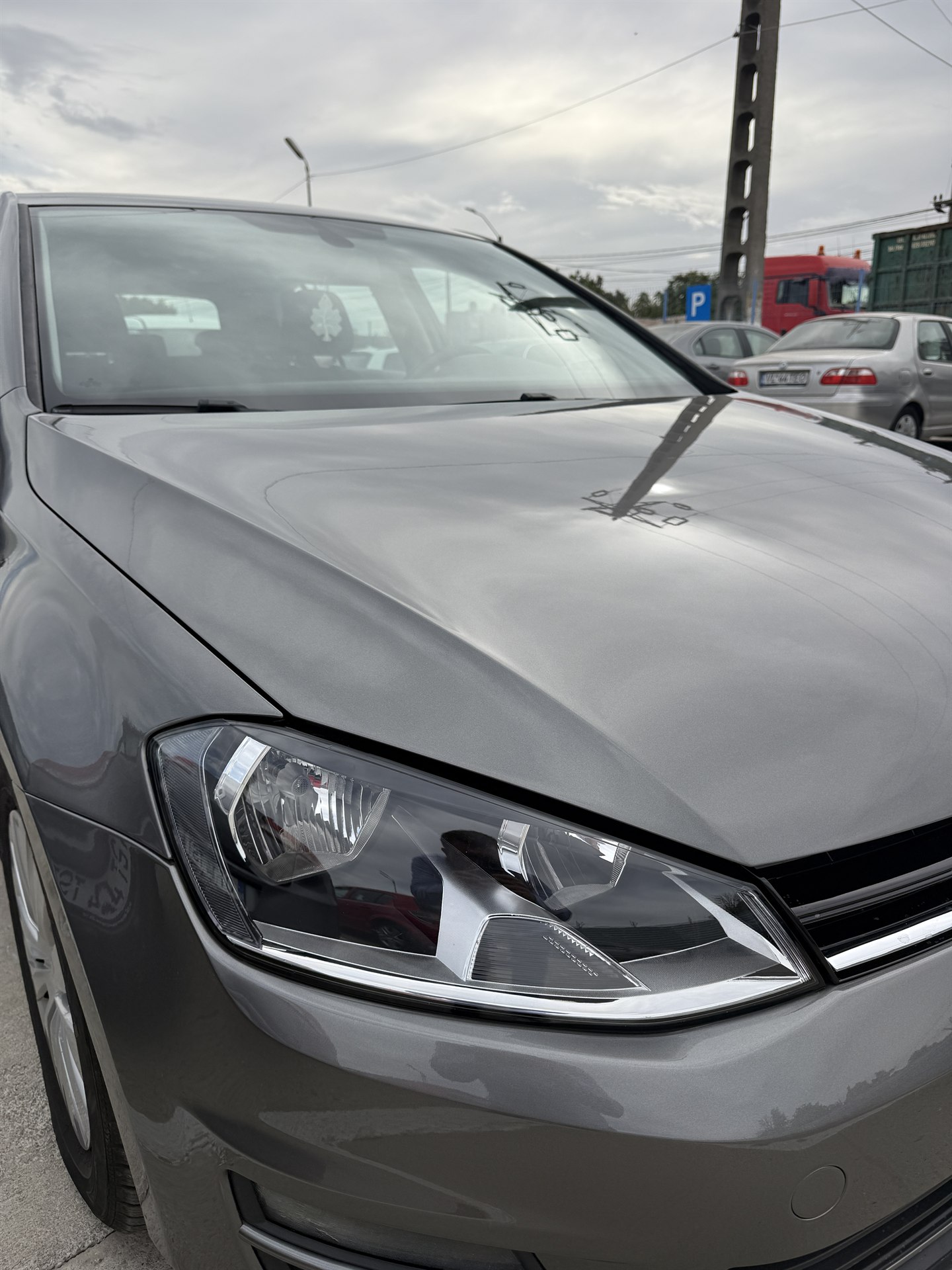 Volkswagen Golf gri metallic — detaliu far și finisaj caroserie după vopsitorie, Caracal | 2T Auto