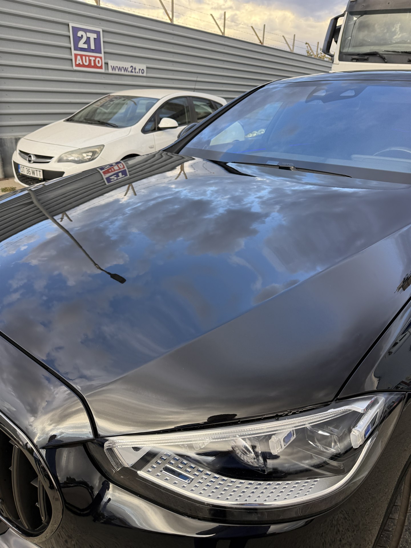 Mercedes-AMG negru — far și capotă cu finisaj oglindă, vopsitorie auto Caracal | 2T Auto www.2t.ro