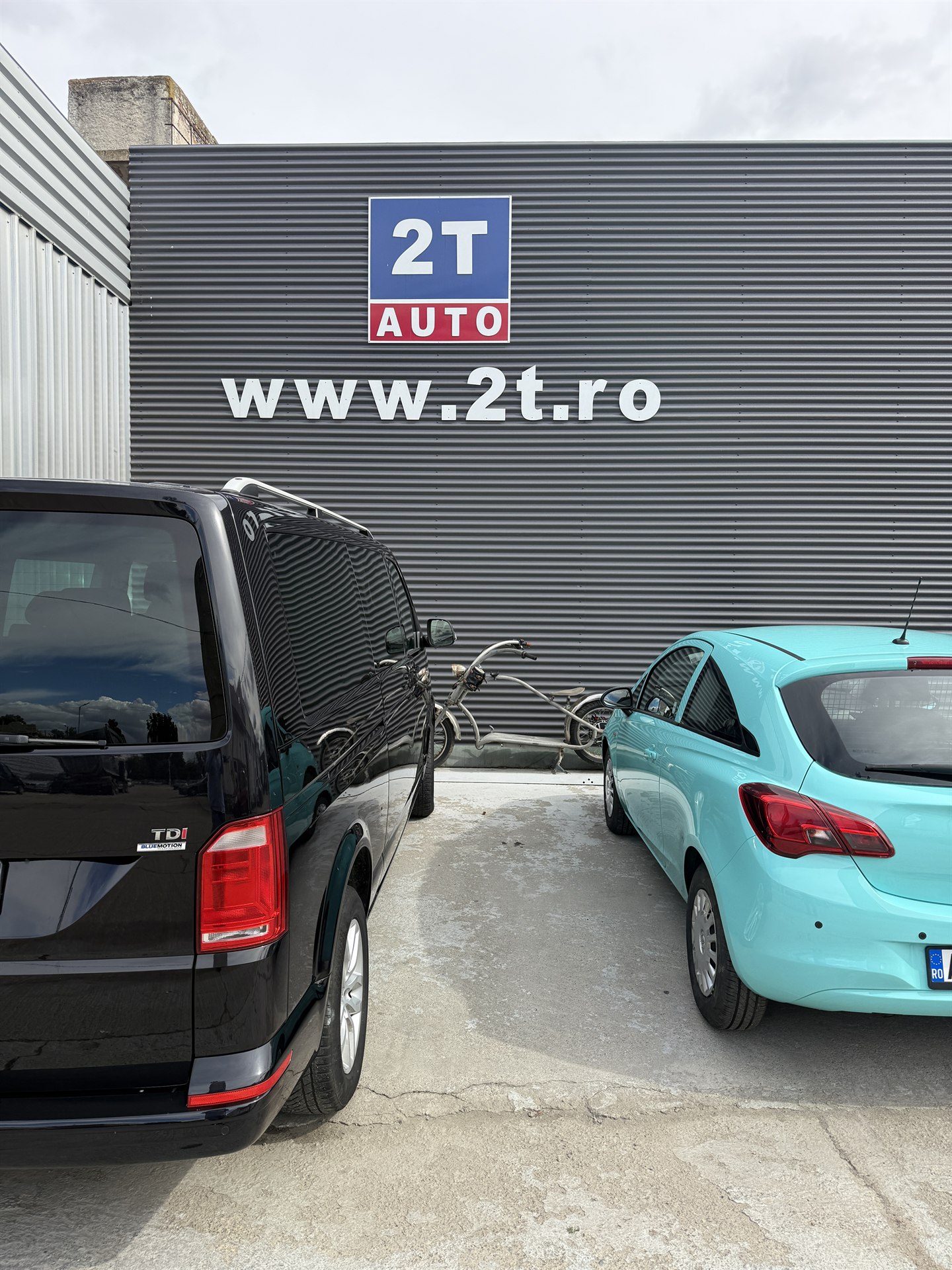 Opel Corsa și VW TDI BlueMotion la sediul 2T Auto — după vopsitorie Caracal