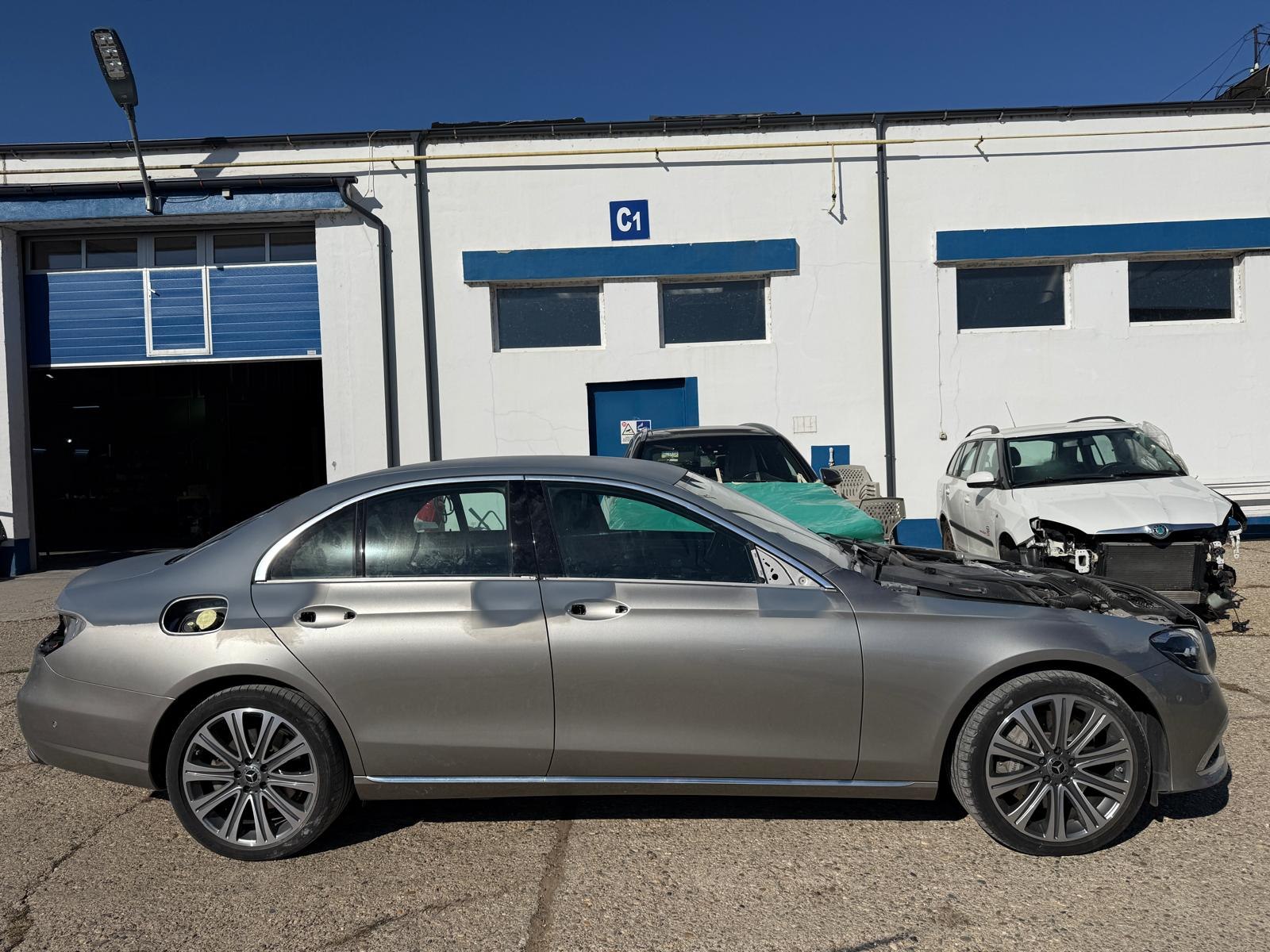 Mercedes cu capota demontată — pregătire caroserie / vopsitorie auto Caracal | 2T Auto